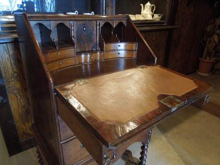 https://www.crair-antiques.com/info/images/desk130923a_05.JPG